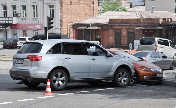 ДТП в Днепре: на перекрестке столкнулись два авто Фото № 0 ДТП в Днепре: на перекрестке столкнулись два авто Фото № 0