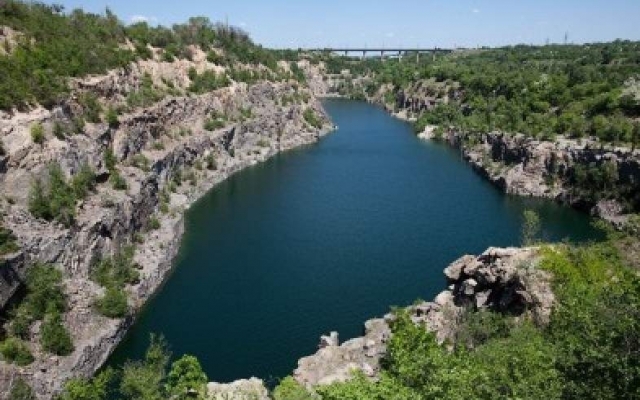 На Днепропетровщине девушка упала в карьер Фото № 0 На Днепропетровщине девушка упала в карьер Фото № 0