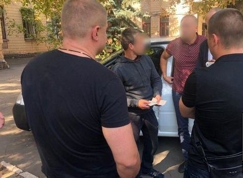 На Днепропетровщине при получении взятки задержан опер Фото № 2 На Днепропетровщине при получении взятки задержан опер Фото № 2