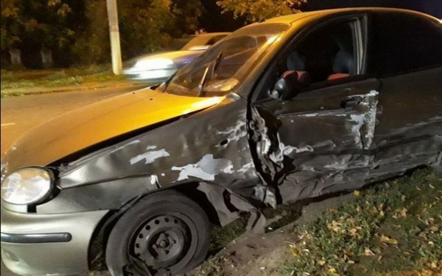 ДТП на Днепропетровщине: авто врезалось в остановку Фото № 0 ДТП на Днепропетровщине: авто врезалось в остановку Фото № 0