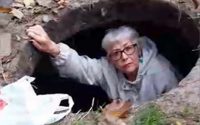 В Днепре пенсионерка провалилась на дно люка Фото № 0 В Днепре пенсионерка провалилась на дно люка Фото № 0