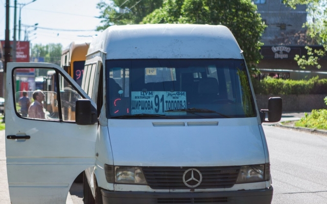 ЧП в Днепре: пассажира выбросили из маршрутки Фото № 0 ЧП в Днепре: пассажира выбросили из маршрутки Фото № 0