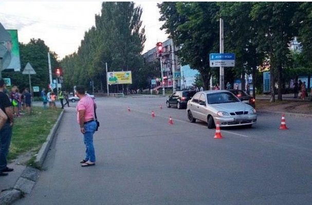 ДТП на Днепропетровщине: авто сбило 10-месячного ребенка в коляске Фото № 1 ДТП на Днепропетровщине: авто сбило 10-месячного ребенка в коляске Фото № 1