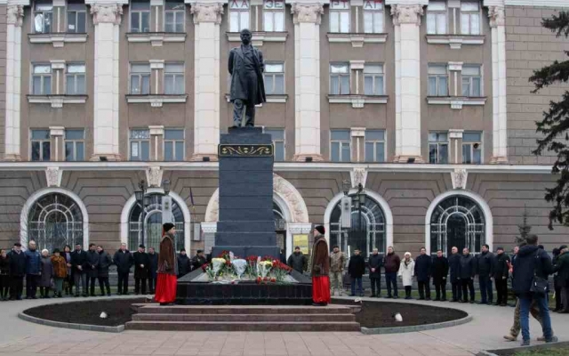 Ко Дню Соборности криворожане возложили цветы к памятнику молодого Шевченко (ФОТО) Фото № 0 Ко Дню Соборности криворожане возложили цветы к памятнику молодого Шевченко (ФОТО) Фото № 0