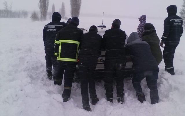 На Днепропетровщине за сутки из снега спасли около 200 человек Фото № 0 На Днепропетровщине за сутки из снега спасли около 200 человек Фото № 0