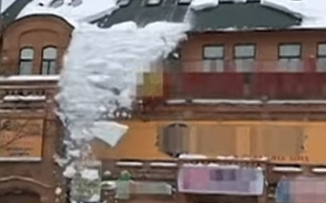 Снежный Днепр: горожан засыпало лавиной с крыши дома Фото № 0 Снежный Днепр: горожан засыпало лавиной с крыши дома Фото № 0