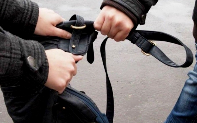 В Днепре мужчина избил и ограбил женщину Фото № 0 В Днепре мужчина избил и ограбил женщину Фото № 0