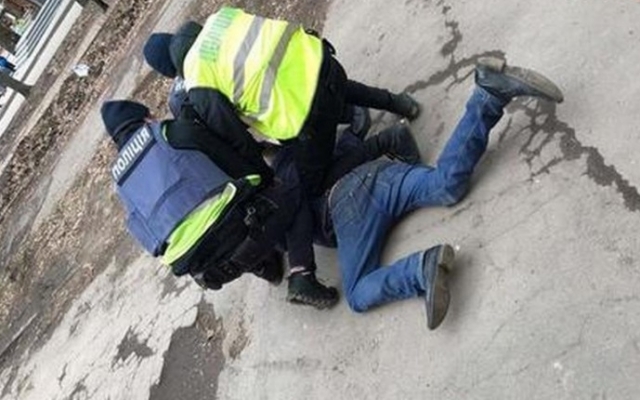 На Днепропетровщине мужчина прыгал по чужим автомобилям Фото № 0 На Днепропетровщине мужчина прыгал по чужим автомобилям Фото № 0