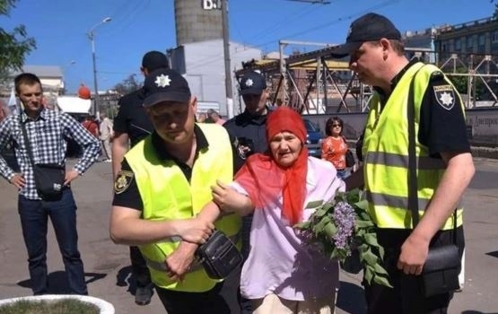 79-летнюю днепрянку с Георгиевской лентой остановила полиция Фото № 0 79-летнюю днепрянку с Георгиевской лентой остановила полиция Фото № 0