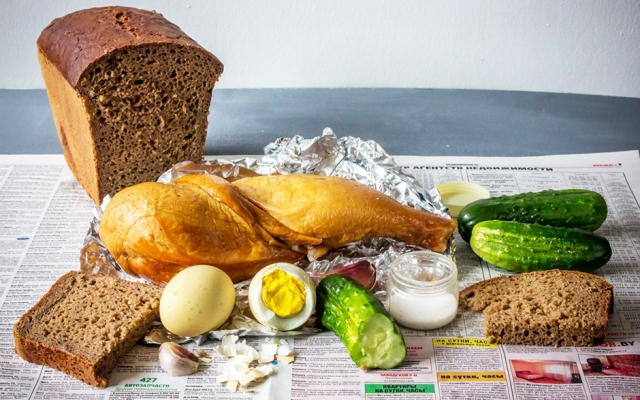 Днепровцы устали от копченой курицы в поездах Фото № 1 Днепровцы устали от копченой курицы в поездах Фото № 1