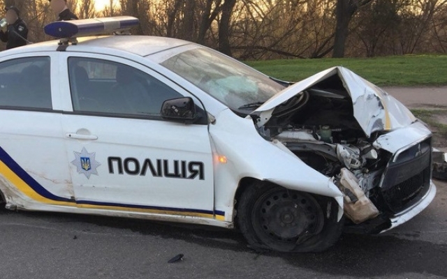 ДТП на Днепропетровщине: автомобиль полиции врезался в столб Фото № 0 ДТП на Днепропетровщине: автомобиль полиции врезался в столб Фото № 0