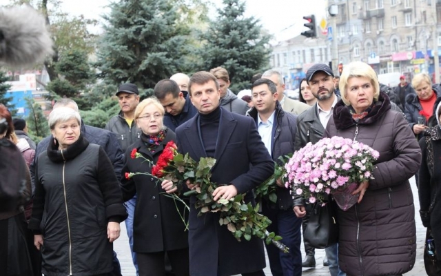В Днепре возложили цветы на Аллее славы Фото № 0 В Днепре возложили цветы на Аллее славы Фото № 0