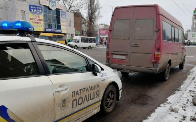 Под Днепром полицейские дважды остановили Под Днепром полицейские дважды остановили