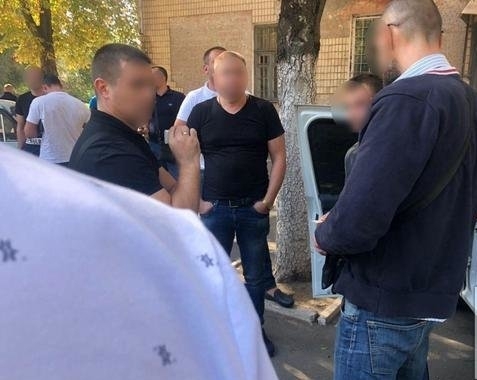 На Днепропетровщине при получении взятки задержан опер Фото № 1 На Днепропетровщине при получении взятки задержан опер Фото № 1