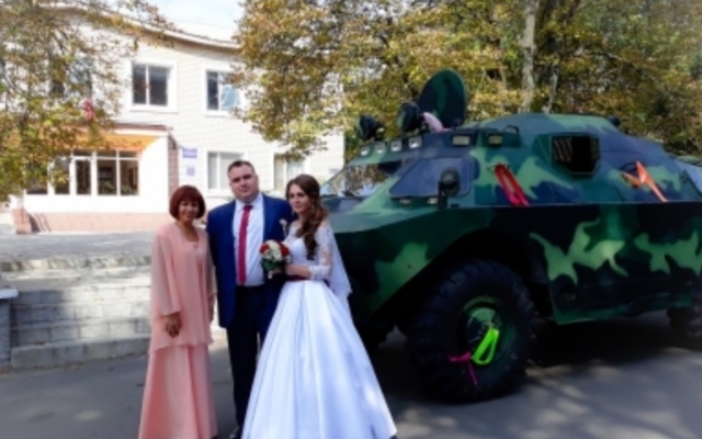 На Днепропетровщине молодожены приехали в ЗАГС на БТРе Фото № 0 На Днепропетровщине молодожены приехали в ЗАГС на БТРе Фото № 0