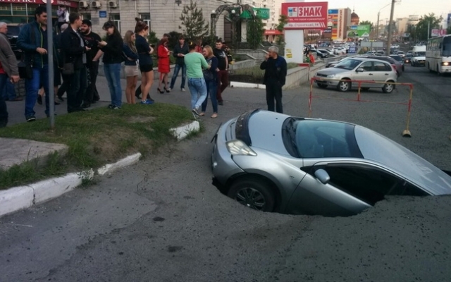 В Днепропетровске среди бела дня автомобили уходят под землю (ВИДЕО) Фото № 0 В Днепропетровске среди бела дня автомобили уходят под землю (ВИДЕО) Фото № 0