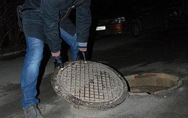 В Днепре нашли способ предотвратить кражу крышек от люков Фото № 0 В Днепре нашли способ предотвратить кражу крышек от люков Фото № 0