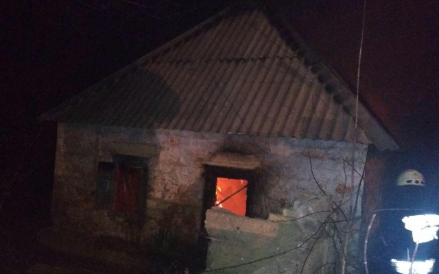 Пожар в Днепре: сотрудники ГСЧС тушили частный дом Фото № 0 Пожар в Днепре: сотрудники ГСЧС тушили частный дом Фото № 0