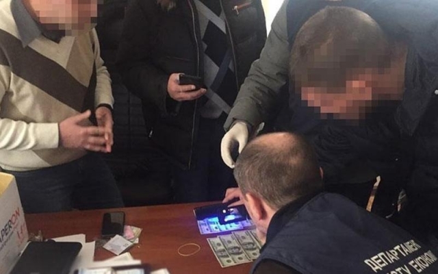 На Днепропетровщине коммунальщик за взятки раздавал разрешения на рекламу Фото № 0 На Днепропетровщине коммунальщик за взятки раздавал разрешения на рекламу Фото № 0
