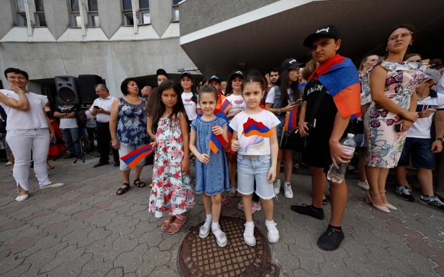 Борис Филатов открыл Аллею многонационального города Фото № 2 Борис Филатов открыл Аллею многонационального города Фото № 2