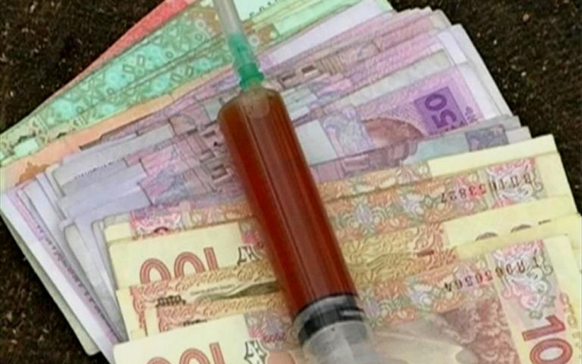 В Днепре мужчина и женщина продавали опий на улице Фото № 0 В Днепре мужчина и женщина продавали опий на улице Фото № 0