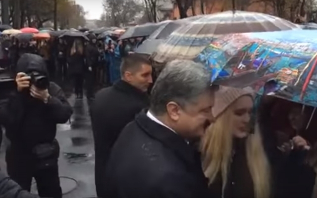 Курьез с зонтиком во время визита Петра Порошенко в Днепр Фото № 0 Курьез с зонтиком во время визита Петра Порошенко в Днепр Фото № 0