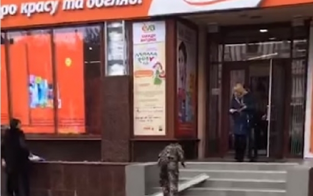 В центре Днепра обвалился козырек здания Фото № 0 В центре Днепра обвалился козырек здания Фото № 0