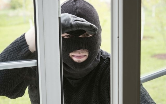 В Днепре вор-форточник забрался в квартиру в присутствии хозяев Фото № 0 В Днепре вор-форточник забрался в квартиру в присутствии хозяев Фото № 0