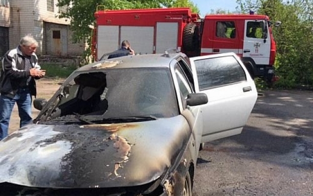 Пожар на Днепропетровщине: сотрудники ГСЧС тушили автомобиль Фото № 0 Пожар на Днепропетровщине: сотрудники ГСЧС тушили автомобиль Фото № 0