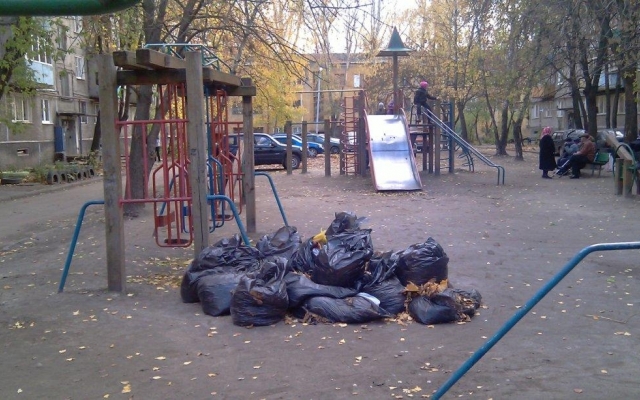 В Днепре детскую площадку превратили в стихийную мусорную свалку Фото № 0 В Днепре детскую площадку превратили в стихийную мусорную свалку Фото № 0