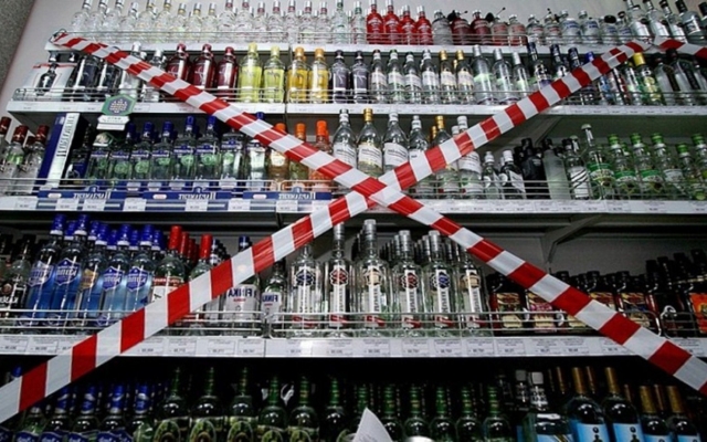 В магазине Днепра алкоголь продавали в неположенное время Фото № 0 В магазине Днепра алкоголь продавали в неположенное время Фото № 0