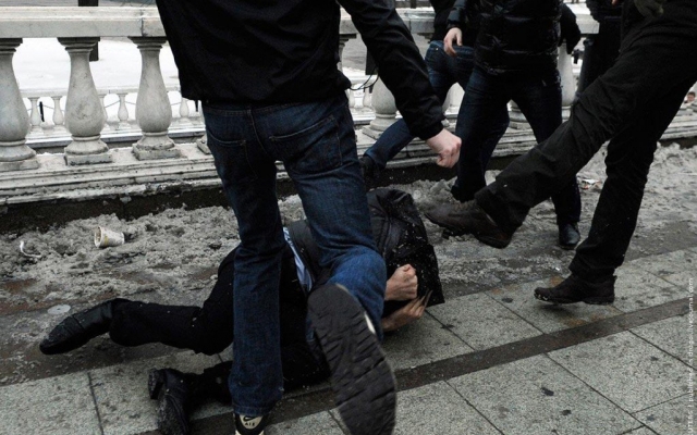 Под Днепром трое приятелей избили и ограбили прохожего Фото № 0 Под Днепром трое приятелей избили и ограбили прохожего Фото № 0