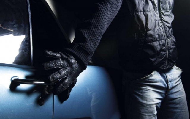 В Днепре автомобильные воры взламывают машины на Победе Фото № 0 В Днепре автомобильные воры взламывают машины на Победе Фото № 0