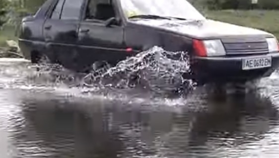 На Днепропетровщине затопило дамбу: вода На Днепропетровщине затопило дамбу: вода