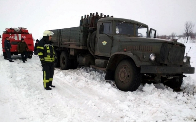 В Днепре спасатели вытаскивали автомобилистов из снега Фото № 0 В Днепре спасатели вытаскивали автомобилистов из снега Фото № 0