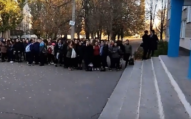 Пролили бром: на Днепропетровщине детей эвакуировали из школы Фото № 0 Пролили бром: на Днепропетровщине детей эвакуировали из школы Фото № 0