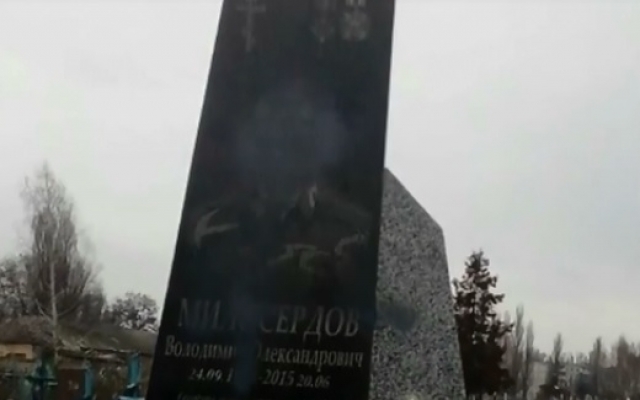 В регионе вандалы разрисовали могилы бойцов АТО Фото № 0 В регионе вандалы разрисовали могилы бойцов АТО Фото № 0