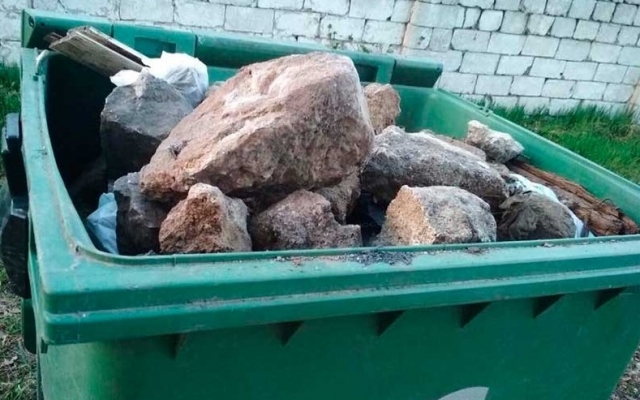 В Днепре вандалы бросают камни в мусорные контейнеры Фото № 0 В Днепре вандалы бросают камни в мусорные контейнеры Фото № 0