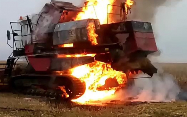 Пожар на Днепропетровщине: сотрудники ГСЧС тушили комбайны Фото № 0 Пожар на Днепропетровщине: сотрудники ГСЧС тушили комбайны Фото № 0