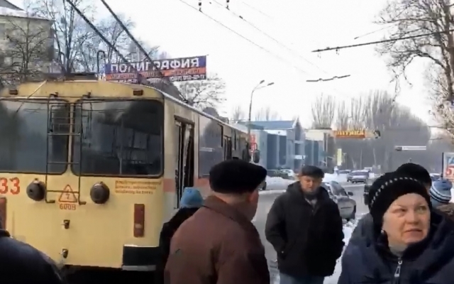 На Днепропетровщине пассажиров высадили из бьющегося током троллейбуса Фото № 0 На Днепропетровщине пассажиров высадили из бьющегося током троллейбуса Фото № 0