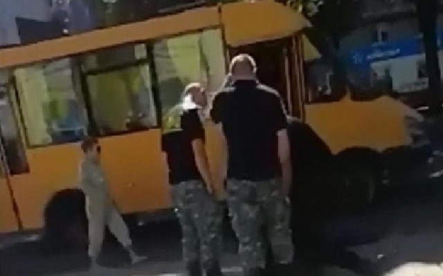 В Днепре пьяный пассажир выбил стекло в маршрутке бутылкой пива Фото № 0 В Днепре пьяный пассажир выбил стекло в маршрутке бутылкой пива Фото № 0