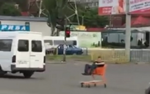 Житель Днепра катался по городу на тележке Фото № 0 Житель Днепра катался по городу на тележке Фото № 0