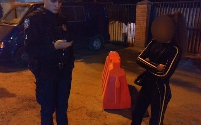 В Днепре женщина украла дорожный знак Фото № 0 В Днепре женщина украла дорожный знак Фото № 0