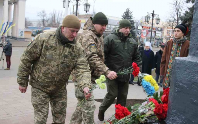 Ко Дню Соборности криворожане возложили цветы к памятнику молодого Шевченко (ФОТО) Фото № 3 Ко Дню Соборности криворожане возложили цветы к памятнику молодого Шевченко (ФОТО) Фото № 3