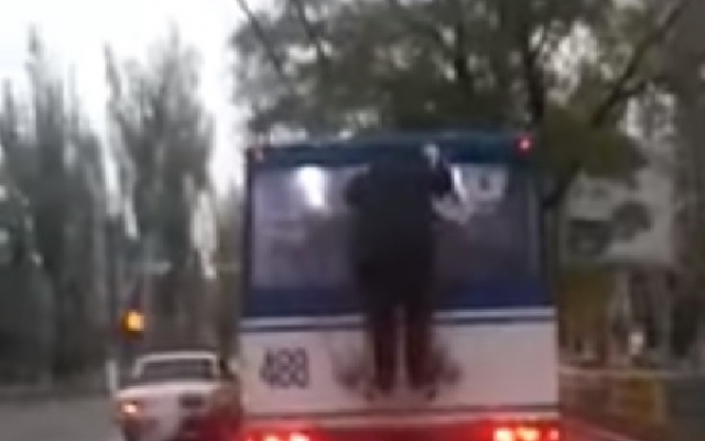 Вспомнил молодость: в Днепре пенсионер оседлал троллейбус Фото № 0 Вспомнил молодость: в Днепре пенсионер оседлал троллейбус Фото № 0