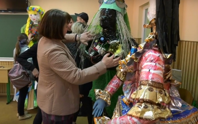 В Днепре школьники делают поделки из мусора Фото № 0 В Днепре школьники делают поделки из мусора Фото № 0