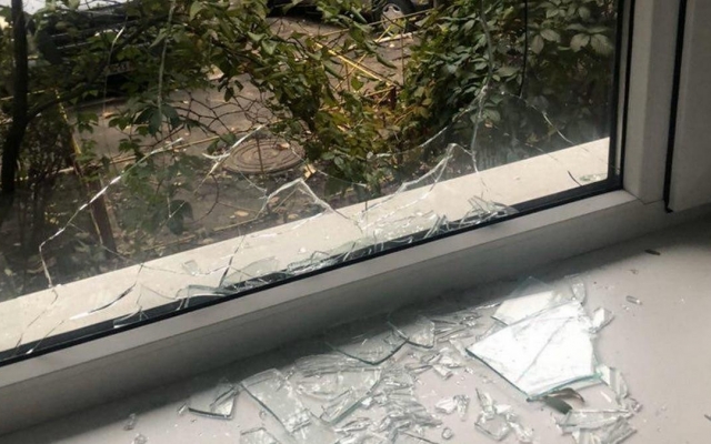 В Днепре двое мужчин среди ночи бросали камни в окно Фото № 0 В Днепре двое мужчин среди ночи бросали камни в окно Фото № 0