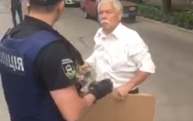 В Днепре полиция задержала пенсионера за советскую символику Фото № 0 В Днепре полиция задержала пенсионера за советскую символику Фото № 0