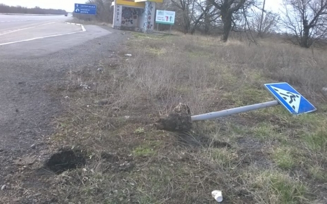 На трассе Днепр-Запорожье от ветра попадали дорожные знаки Фото № 0 На трассе Днепр-Запорожье от ветра попадали дорожные знаки Фото № 0