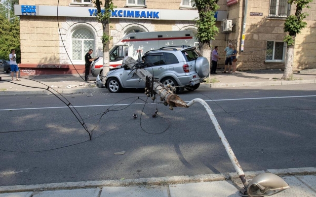 На Днепропетровщине джип снес бетонный столб Фото № 2 На Днепропетровщине джип снес бетонный столб Фото № 2